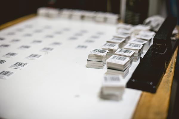 Confezionamento etichette tessute per prodotti