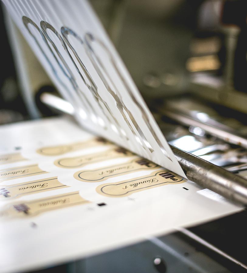 Stampa in serigrafia di etichette per bottiglie di vino