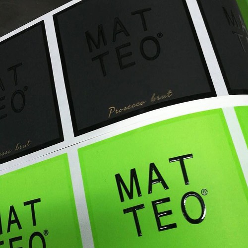 Etichette vino fluo con braille
